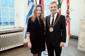 Maria Papakonstantinou, Generalkonsulin von Griechenland, wurde durch Oberbürgermeister Thomas Geisel im Rathaus empfangen. Foto: Michael Gstettenbauer