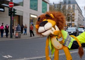 Mit bei der Aktion für mehr Sicherheit durch Sichtbarkeit dabei: Eine Puppe des Maskottchens Lookie. Foto: Uwe Schaffmeister