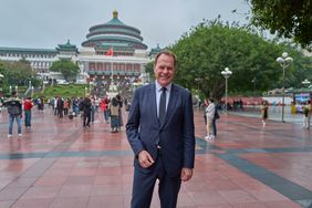 OB Keller vor der Großen Halle des Volkes in Chongqing. Foto: LHD