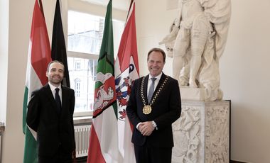 Der ungarische Generalkonsul in Düsseldorf, Gergö Szilágyi (links), mit Oberbürgermeister Dr. Stephan Keller im Jan-Wellem-Saal des Rathauses, Foto: Ingo Lammert.