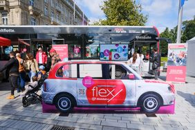 Die Rheinbahn war beim Tag der nachhaltigen Mobilität mit einem gut frequentierten Stand vertreten. Foto: Michael Gstettenbauer