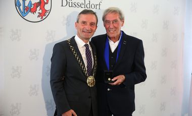 Oberbürgermeister Thomas Geisel (l.) überreichte Bert Gerresheim den Jan-Wellem-Ring. Foto: David Young
