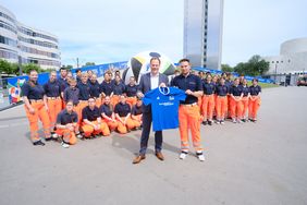 Als Dankeschön für ihren Einsatz bei der UEFA EURO 2024 erhielten die Düsseldorfer Verkehrskadetten Everybody´s-Heimspiel-T-Shirts. Foto: Michael Gstettenbauer