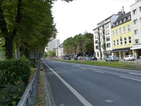Auch auf der südlichen Seite der Haroldstraße wird der neu markierte Radfahrstreifen an den Bestand anschließen. Er wird im Verlauf bis auf zwei Meter verbreitert. 