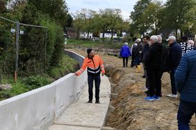 Mitarbeitende des Stadtentwässerungsbetriebs Düsseldorf informierten vor Ort über den Stand der Maßnahme. Foto: Ingo Lammert