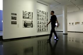 Über 200 Fotografien und Dokumente von mehr als 80 Fotografinnen und Fotografen, darunter Dirk Alvermann, Candida Höfer, Tata Ronkholz oder Thomas Struth stellen Soziale Fotografie in das Zentrum der Ausstellung.