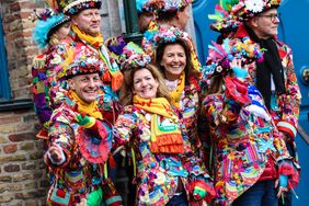 Hoppeditz Erwachen 2023: Ausgelassene Stimmung auf dem Marktplatz unter den bunt kostümierten Jecken.