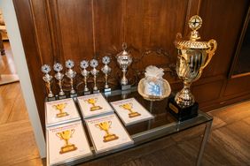 Die Pokale und Urkunden für die Ehrung der Gewinner des Gerresheimer Radschlägerturniers