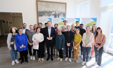 Teilnehmende des Projekts aus den Städten Düsseldorf, Toulouse und Tunis mit Oberbürgermeister Dr. Stephan Keller im Rathaus, ©Landeshauptstadt Düsseldorf/Michael Gstettenbauer