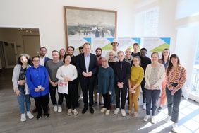 Teilnehmende des Projekts aus den Städten Düsseldorf, Toulouse und Tunis mit Oberbürgermeister Dr. Stephan Keller im Rathaus, ©Landeshauptstadt Düsseldorf/Michael Gstettenbauer