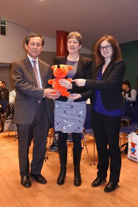 Der japanische Generalkonsul, die Direktorin des Stadtmuseums und die Leiterin der Abteilung für Internationale Angelegenheiten der Stadt Düsseldorf mit dem Maskottchen Chiba-kun