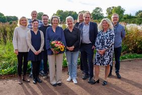 Der Preis der "Gisela und Dieter Schnelle Stiftung" ist an die Düsseldorfer Initiative "platzgrün!" verliehen worden. Beigeordneter Jochen Kral und Gartenamtsleiterin Doris Törkel haben den Preis an Dr. Susanne Dickel (Bildmitte) übergeben. Foto: Schaffmeister