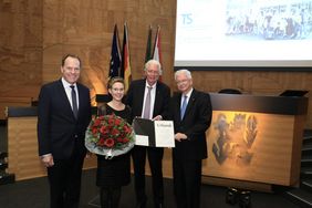 Bei der Preisverleihung der Klüh-Stiftung im Rathaus: (v.l.) Oberbürgermeister Dr. Stephan Keller, Preisträgerin Prof. Dr. Kathrin Thedieck, Hans-Joachim Driessen, Klüh-Stiftung, und Laudator Prof. Dr. h.c. mult. Roland Koch. Foto: Lammert