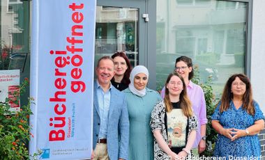 Sonntagsöffnung Sonntagsöffnung der Stadteilbücherei Wersten, Foto vom Team Hinten, v.l.n.r.: Nathalie Hohmann (Team Wersten), Maike Lins (Abteilungsleiterin für alle Stadtteilbüchereien. Vorne, v.l.n.r.: Stephan Schwering (Direktor der Stadtbüchereien Düsseldorf), Fausia El Jerroudi (Leitung Stadtteilbücherei Wersten), Stefanie Shukow und Esther Körner (beide Team Wersten)