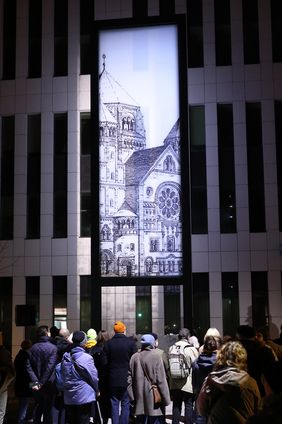 Mit seiner Lichtinstallation "missing link_" erinnert Mischa Kuball an die Geschichte der Großen Synagoge in Düsseldorf. Zahlreiche Gäste versammelten sich an der Kasernenstraße, um das Einschalten der Lichtinstallation mitzuerleben.