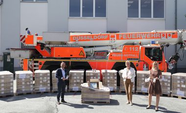 Oberbürgermeister Thomas Geisel mit Marion Bock (Mitte), Geschäftsführerin der Galderma Labatorium GmbH, und Theresa Winkels