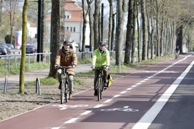 Foto von zwei Radfahrern die auf dem neuen Radweg entlang der Witzelstraße fahren