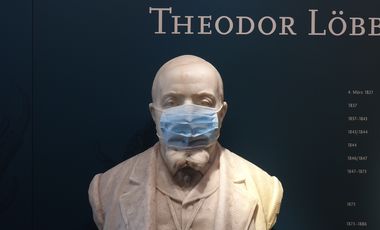 Büste Theodor Löbbeckes mit Mund-Nasen-Schutz-Maske