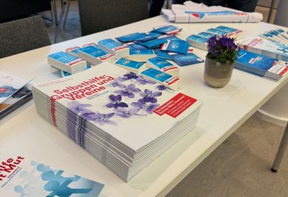 Verschiedene Publikationen zum Thema Selbsthilfe auf einem Tisch ausgelegt © Gesundheitsamt Düsseldorf