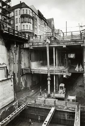 Blick in die neuen Tunnelröhren, die Baustelle 1992. Foto: Stadtarchiv