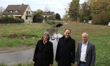 Oberbürgermeister Dr. Stephan Keller (Mitte) mit Stadtkämmerin Dorothée Schneider und Frank Heuner, Technischer Leiter SEBD, an der Südlichen Düssel. Foto: Ingo Lammert