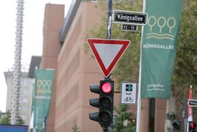 Nach der Aufnahme des Grünpfeils für den Radverkehr in die Straßenverkehrsordnung hat die Stadtverwaltung im vergangenen Jahr wie hier an der Ecke Königsallee/Bahnstraße, 161 Grünpfeile angeordnet und montiert. Foto: Ingo Lammert 