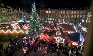 Die Stände und Hütten des Weihnachtsmarktes haben ab sofort täglich - mit Ausnahme Totensonntag, 24. November und 1. Weihnachtstag, 25. Dezember - bis zum 30. Dezember geöffnet.