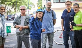 Oberbürgermeister Thomas Geisel bei seiner Radwegtour durch Düsseldorf