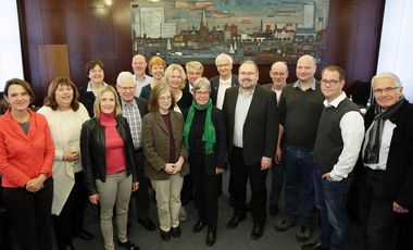 Bürgermeister Günter Karen-Jungen begrüßt die Mitglieder des RGRE im Düsseldorfer Rathaus. Foto: Ingo Lammert