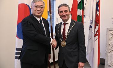 Oberbürgermeister Thomas Geisel (rechts) empfing den Generalkonsul der Botschaft der Republik Korea, Dooyoung Lee, im Rathaus. Foto: David Young