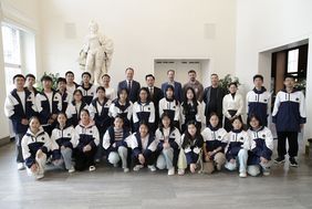 Oberbürgermeister Dr. Stephan Keller und der chinesische Generalkonsul Du Chunguo begrüßten die Schülerinnen und Schüler aus Chongqing am Freitag, 27. September 2024, im Rathaus. Foto: Ingo Lammert