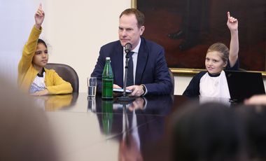 Oberbürgermeister Dr. Stephan Keller wählte das Sams "Eine Woche voller Samstage" von Paul Maar, um den Kindern daraus vorzulesen. Foto: David Young