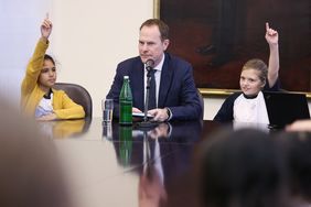 Oberbürgermeister Dr. Stephan Keller wählte das Sams "Eine Woche voller Samstage" von Paul Maar, um den Kindern daraus vorzulesen. Foto: David Young