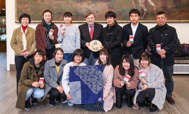 Bürgermeister Wolfgang Scheffler mit den Schülerinnen und Schülern aus Chiba im Jan-Wellem-Saal, Foto: Melanie Zanin.