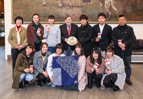 Bürgermeister Wolfgang Scheffler mit den Schülerinnen und Schülern aus Chiba im Jan-Wellem-Saal, Foto: Melanie Zanin.