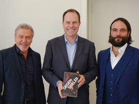 Oberbürgermeister Dr. Keller empfing den Autor Prof. Dr. Ingo Bott und Mitautor Arno Strobel anlässlich der Veröffentlichung ihres Krimis "Gegenspieler". Foto: Meyer