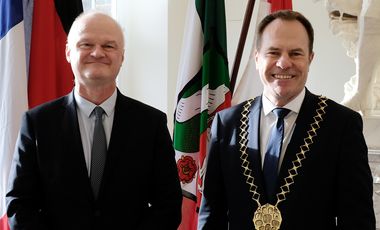 Der französische Generalkonsul Dr. Etienne Sur (links) mit Oberbürgermeister Dr. Stephan Keller bei seinem Antrittsbesuch im Rathaus, Foto: Meyer.
