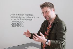 Dr. Sascha Förster, Leiter des Theatermuseums, stellte die Sonderausstellung "Miteinander Rheinkirmes" vor, die bis zum 25. Februar 2024 besucht werden kann. Foto: Gstettenbauer