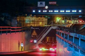 In der Nacht von Donnerstag auf Freitag hat an der jetzt tiefer gelegten Bamberger Straße der erste Schwertransport eines Kranes der Firma Konecranes die ausgebaute Unterführung unter den Bahngleisen befahren; Foto: Michael Gstettenbauer