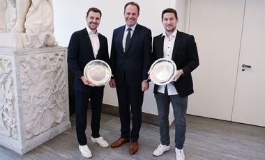 Anlässlich der erreichten Erfolge bei der Tischtennis-WM hat Oberbürgermeister Dr. Stephan Keller Timo Boll (links) und Kristian Karlsson gratuliert und den beiden Spielern jeweils einen gravierten Stahlteller als Geschenk überreicht. Foto: Young
