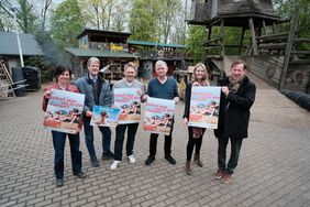 Stellten die Düsselferien vor (v.l.): Sonja Hirschberg (AKKI), Ralph Baumgarten (katholische Jugendagentur), Oliver Boeddrig (evangelisches Jugendreferat), Achim Radau Krüger (Jugendring), Berit Leisten (Jugendamt) und Stadtdirektor Burkhard Hintzsche. Foto: Gstettenbauer