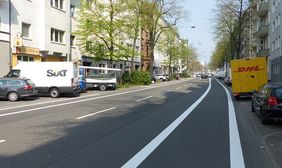 Im Rahmen der Förderung des Radverkehrs wird das städtische Radhauptnetz Schritt für Schritt weiter ausgebaut - hier der neue Radweg auf der Worringer Straße