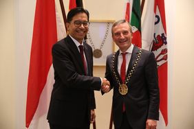 Der neue indonesische Generalkonsul, Toferry Primanda Soetikno (links), kam zu einem Antrittsbesuch ins Düsseldorfer Rathaus und wurde von Oberbürgermeister Thomas Geisel begrüßt. Foto: Young