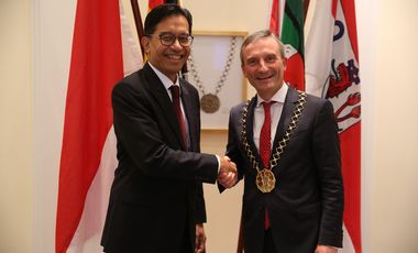Der neue indonesische Generalkonsul, Toferry Primanda Soetikno (links), kam zu einem Antrittsbesuch ins Düsseldorfer Rathaus und wurde von Oberbürgermeister Thomas Geisel begrüßt. Foto: Young