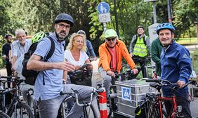 Oberbürgermeister Thomas Geisel mit Journalisten auf Radtour durch die Innenstadt