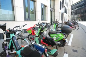 Mit 100 markierten Parkflächen für das ordentliche Abstellen von Leih-Rädern, -Scootern und -Mopeds hat die Landeshauptstadt seit Anfang 2021 das bislang größte Sharing-Stations-Netzwerk in NRW aufgebaut. Foto: Michael Gstettenbauer