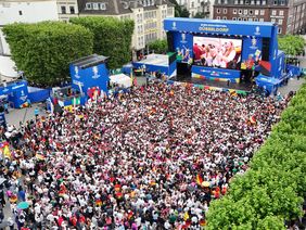 27.000 Besucher schauten sich die Viertelfinalspiele zwischen Deutschland - Frankreich und Frankreich - Portugal in den Düsseldorfer Fan Zones und in der Ausweichfläche Rheinpark an. Foto: David Young