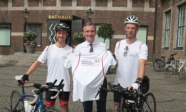 Rund 600 Kilometer bis nach Chemnitz - diese Strecke wollen zwei Düsseldorfer Radsportler, (von links) Alexander Koerfer und Andreas Vobis, bei ihrer "Tour der Freundschaft" zurücklegen. 