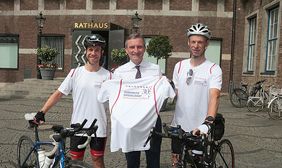 Rund 600 Kilometer bis nach Chemnitz - diese Strecke wollen zwei Düsseldorfer Radsportler, (von links) Alexander Koerfer und Andreas Vobis, bei ihrer "Tour der Freundschaft" zurücklegen. 