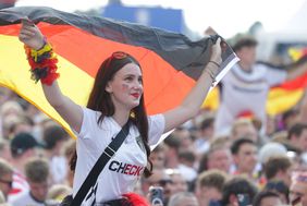 Impressionen aus der Fan Zone Burgplatz in Düsseldorf am Mittwoch, 19. Juni. Foto: David Young